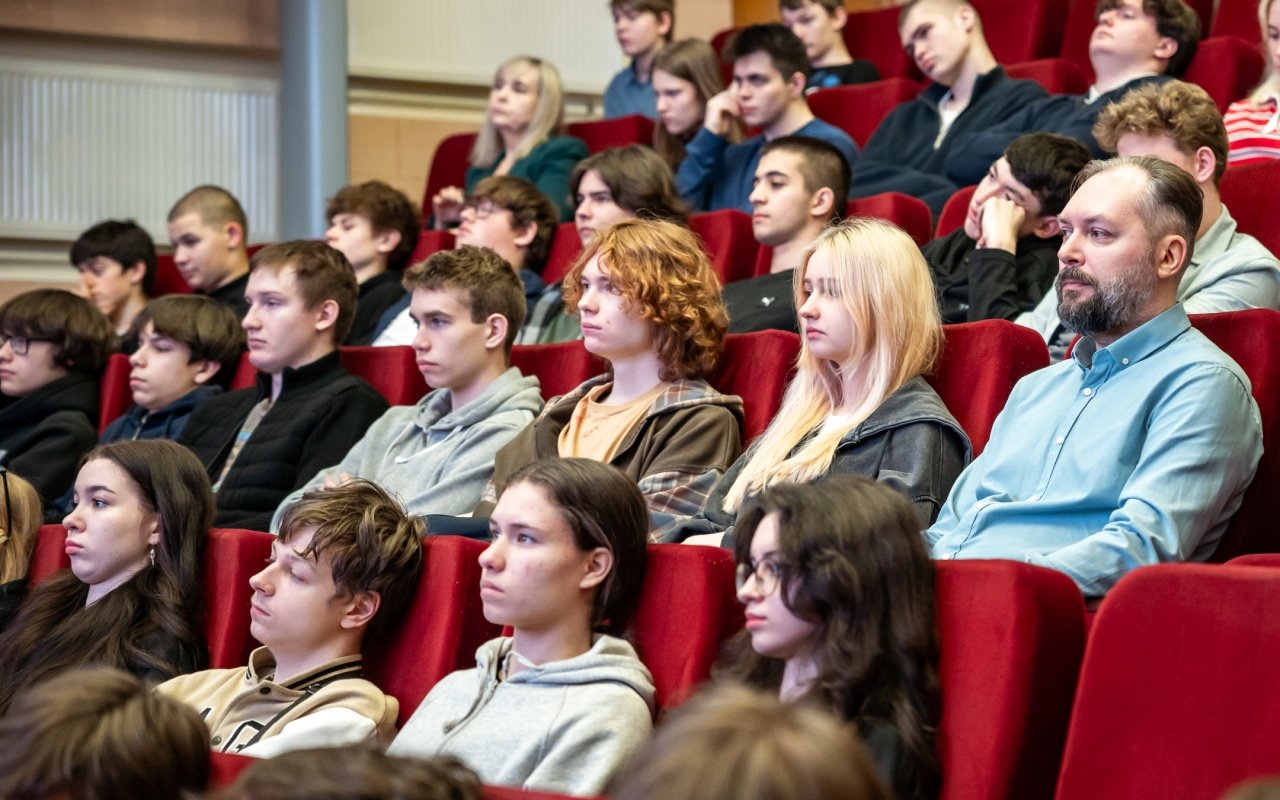 «Лидеры ИТ: секреты успеха и вдохновения»: в ЛЭТИ провели профориентационное мероприятие для школьников с участием отраслевых экспертов